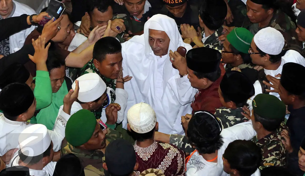 Habib Luthfi bin Yahya menyalami santri dan umat Muslim usai mengikuti Istighosah Nahdlatul Ulama (NU) di Masjid Istiqlal, Jakarta, Minggu (14/6/2015). (Liputan6.com/Helmi Afandi)