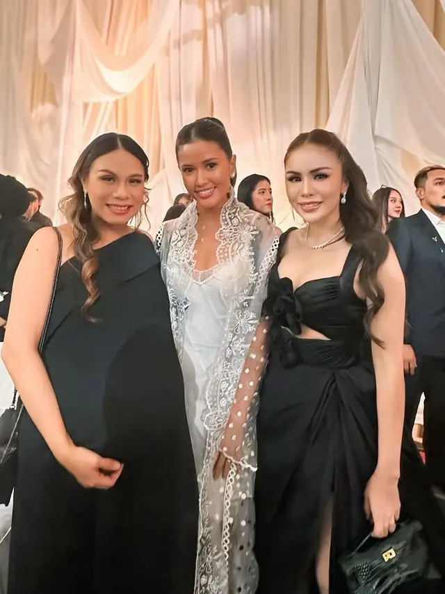 Adu Gaya Artis Kenakan Busana Putih saat Hadir Resepsi Luna Maya dan Maxime.