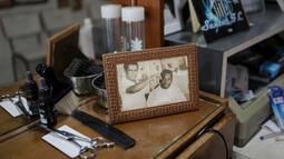 Tukang cukur yang akrab disapa Didi itu sangat terpukul mendengar kabar pelanggan sekaligus sahabat dekatnya telah meninggal. (AP Photo/Matias Delacroix)