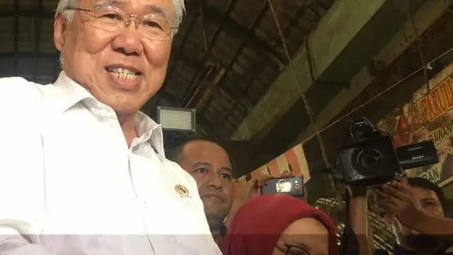 Menteri Perdagangan Enggartiasto Lukita mengadakan inspeksi mendadak (sidak) ke Pasar Kramat Jati, Jakarta Timur, Jumat (12/5/2017). (Ilyas/Liputan6.com)