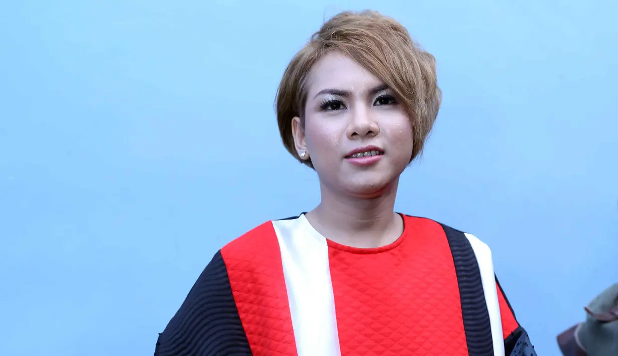 Rumah tangga Aming dan Evlyn masih proses cerai di Pengadilan Agama Jakarta Selatan. Berbagai kabar bermunculan, termasuk Evelyn menolak ditawari apartemen. Sejak kisruh rumah tangganya, sang suami tak mau lagi diganggu. (Nurwahyunan/Bintang.com)