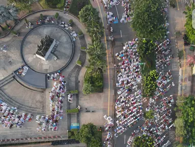 Foto udara memperlihatkan suasana sholat Idul Fitri 1442 H di masjid Raya Al Arif, Jalan Stasiun Senen, Jakarta, Kamis (13/5/2021). Seluruh umat muslim serentak melaksanakan salat Ied di sejumlah masjid dan jalan terbuka dengan menerapkan protokol kesehatan. (merdeka.com/Imam Buhori)