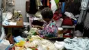 Seorang ibu menjahit pakaian di Pasar Mayestik, Jakarta Selatan, Senin (11/6). Para penjahit mengaku kebanjiran order sejak pertengahan Ramadan hingga jelang Lebaran. (Liputan6.com/JohanTallo)