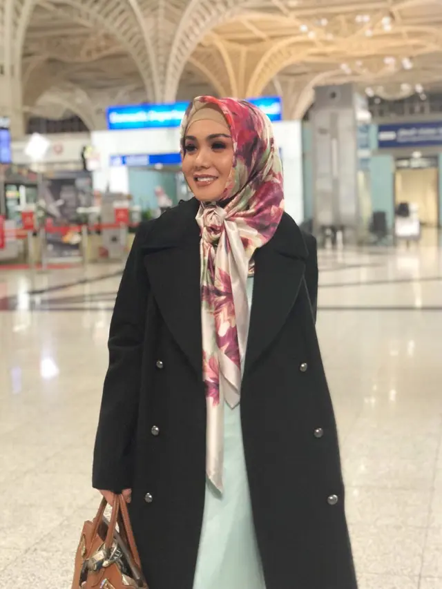 6 Pesona Yuni Shara saat Memakai Hijab, Cantik Maksimal