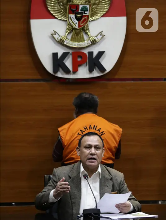 Ketua KPK, Firli Bahuri saat menyampaikan rilis penahanan Bupati Mimika Eltinus Omaleng sebagai tersangka kasus dugaan korupsi pembangunan Gereja Kingmi Mile 32 di Mimika, Papua di Gedung KPK Jakarta, Kamis (8/9/2022). Eltinus Omaleng ditangkap dan dijemput paksa tim penyidik Komisi Pemberantasan Korupsi (KPK) lantaran tak kooperatif terhadap proses hukum. (Liputan6.com/Helmi Fithriansyah)