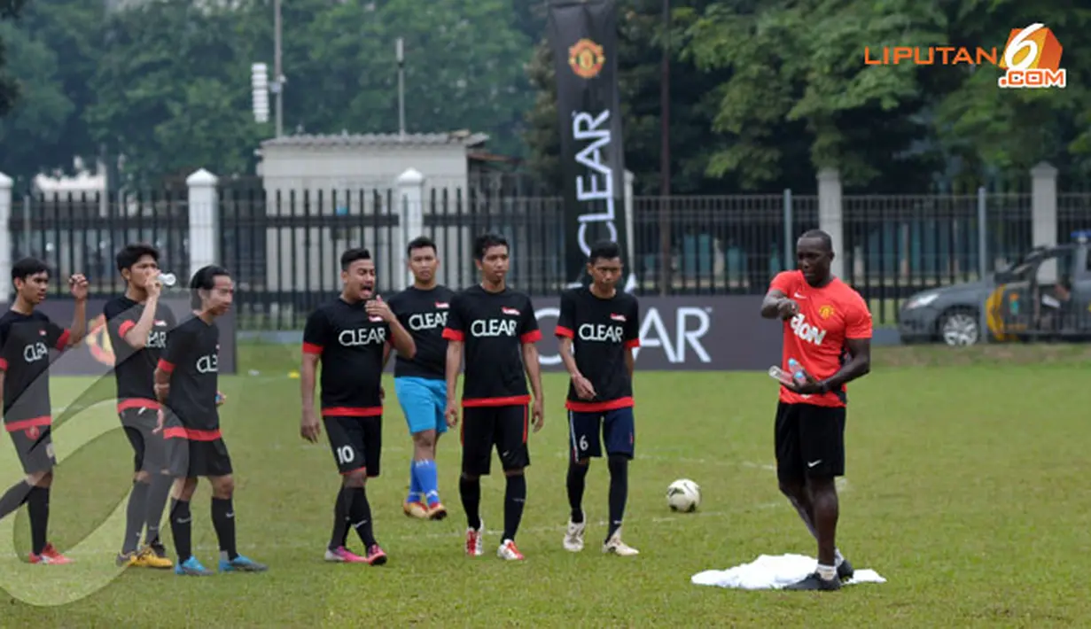 Dalam training yang digelar di Lapangan C Senayan, Jakarta hadir legenda Manchester United Dwight Yorke untuk melatih peserta (Liputan6.com/Helmi Fithriansyah). 