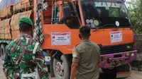 Petugas gabungan saat menggelar razia terhadap kendaraan ODOL di wilayah Balikpapan. (Liputan6.com)