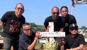 Abdel Terbang dari Amerika Langsung ke Makam Temon, Menangis Sedih