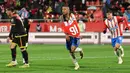 Pemain Girona, Savio Moreira melakukan selebrasi setelah mencetak gol kedua timnya ke gawang Rayo Vallecano pada laga lanjutan Liga Spanyol 2023/2024 di Montilivi Stadium, Girona, Spanyol, Selasa (27/02/2024). (AFP/Lluis Gene)