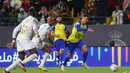 Pemain Al Nassr, Cristiano Ronaldo (kanan) mengontrol bola dibayangi pemain Al Taawoun pada pertandingan pekan ke-17 Liga Arab Saudi 2022/2023 yang berlangsung di Mrsool Park, Jumat (17/2/2023) WIB. Ronaldo memberikan umpan cantik dari tengah lapangan. (Twitter/Al Nassr FC)