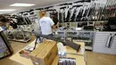Penjaga toko ketika melayani pelanggan di Toko Senjata "Ready Gunner" di Utah, AS, (21/6). Senapan serbu AR-15 yang dipakai dalam penembakan di Orlando menjadi senjata paling laris di AS.  (REUTERS / George Frey)