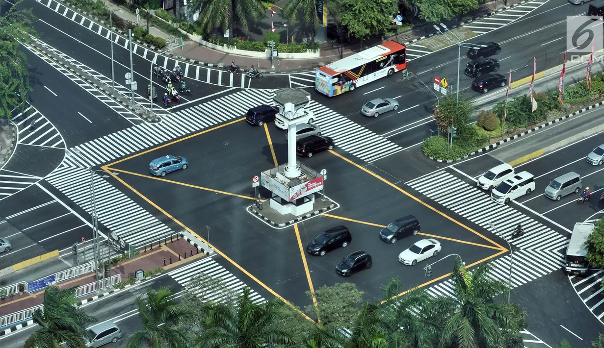 Kendaraan saat melintas di simpang Tugu Jam MH Thamrin, Jakarta, Kamis (23/8). Pemprov DKI Jakarta melakukan penataan ulang sarana umum di persimpangan sepanjang Jalan MH Thamrin-Sudirman.(merdeka.com/ Iqbal S. Nugroho)