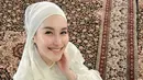 <p>Ayu Ting Ting jelang Ramadan tampil dengan kerudung putih saat mengadakan acara di kediamannya. [@ayutingting92]</p>