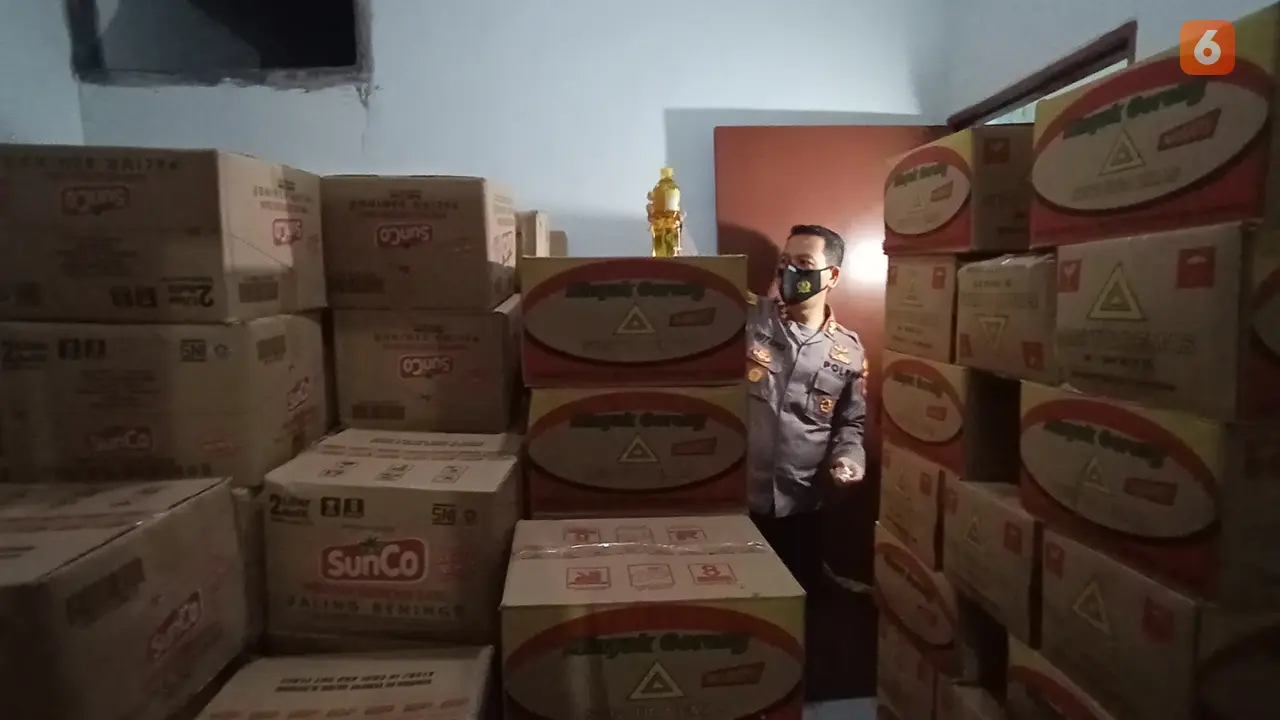 Polres Serang Kota Grebek Penimbunan Minyak Goreng. (Selasa, 22/02/2022). (Liputan6.com/Yandhi Deslatama).