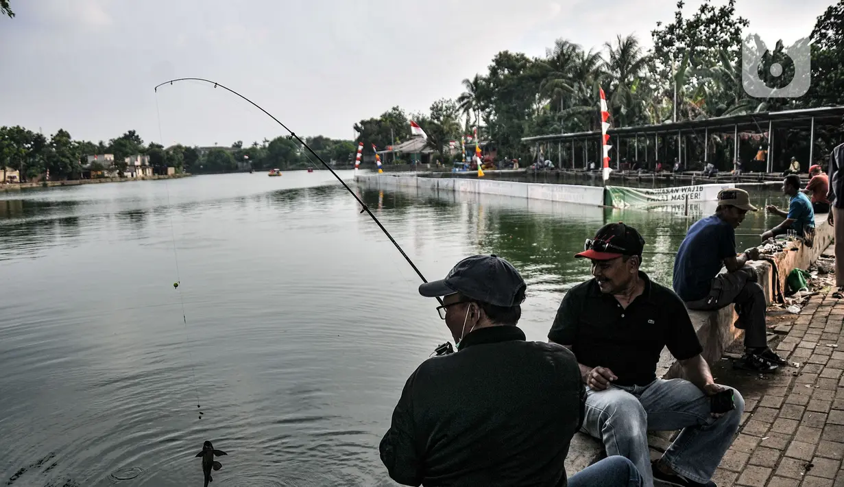Warga saat memancing di Situ Citayam, Depok, Jawa Barat, Minggu (22/8/2021). Selama pandemi Covid-19 melanda, Situ Citayam menjadi wisata alternatif warga sekitar yang menawarkan wahana air seperti bebek-bebekan dan pemancingan. (merdeka.com/Iqbal S.Nugroho)