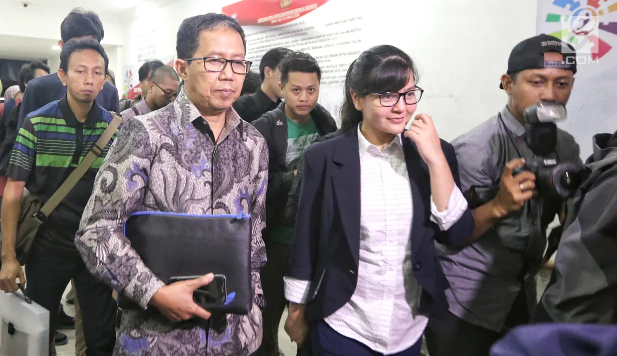 Plt Ketua Umum PSSI Joko Driyono didampingi Sekjend PSSI Ratu Tisha seusai menjalani pemeriksaan di Mapolda Metro Jaya, Jakarta, Kamis (24/1). Joko Driyono diperiksa oleh penyidik Satuan Tugas (Satgas) Antimafia Bola Polri. (Liputan6.com/Johan Tallo)