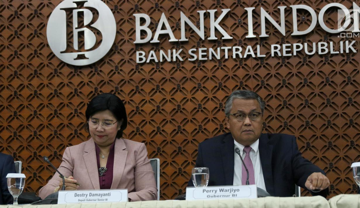 Gubernur BI Perry Warjiyo (kanan) didampingi DGS Destry Damayanti memberi keterangan pers hasil Rapat Dewan Gubernur di Kantor BI, Jakarta, Kamis (19/9/2019). Bank Indonesia menurunkan suku bunga acuan BI 7 Days Reverse Repo Rate sebesar 25 basis poin menjadi 5,25 persen. (Liputan6.com/Angga Yuniar)