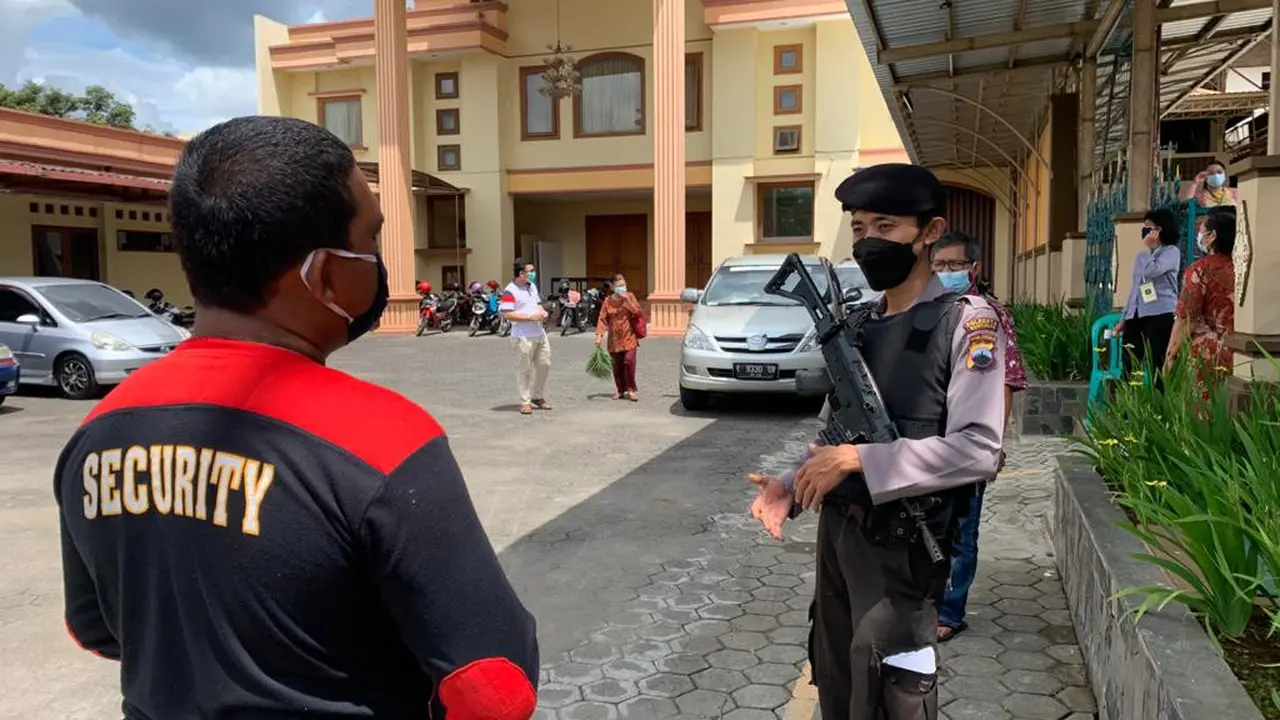 Polisi di Banyumas menjaga dan berpatroli mengamankan gereja usai serangan bom bunuh diri gereja di Makassar. (Liputan6.com/Polres Banyumas)