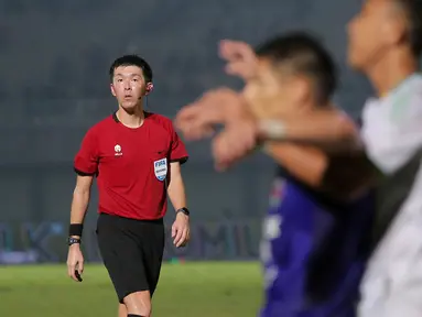 Wasit asal Jepang, Yusuke Araki, memimpin pertandingan antara Persita Tangerang Vs Persikabo 1973 pada laga pekan ke-22 BRI Liga 1 2023/2024 di Stadion di Indomilk Arena, Tangerang, Minggu (10/12/2023). Persita menang dengan skor 2-1. (Bola.com/M Iqbal Ichsan)