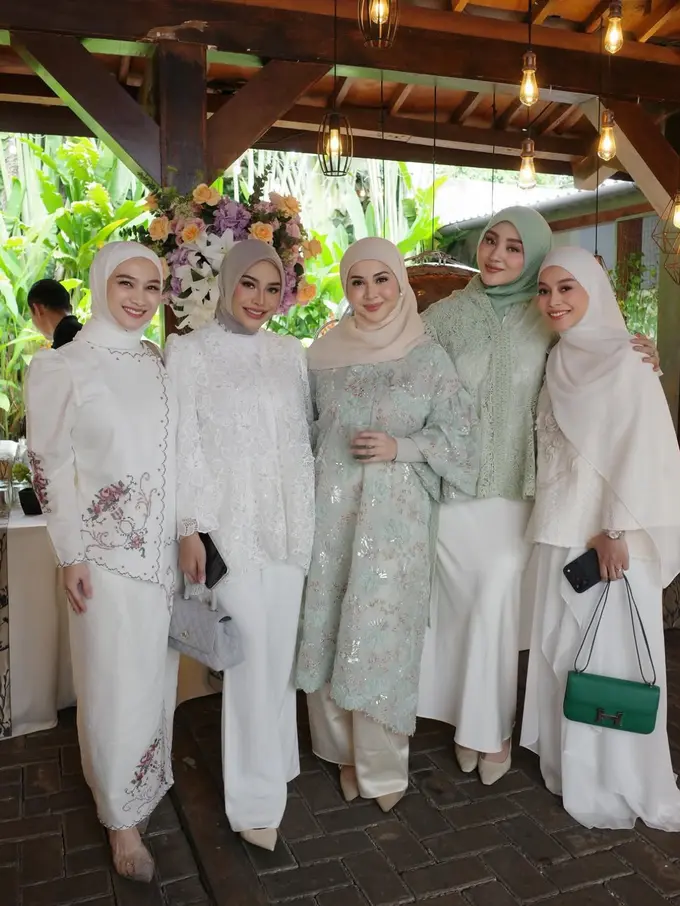 Geng Mamayu Hadir di Siraman dan Pengajian Syifa Hadju. [@aurelie.hermansyah]