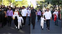 Momen Presiden Jokowi dan Jan Ethes jalan santai di CFD Solo. (Sumber: Twitter/jokowi/Cak_X01)