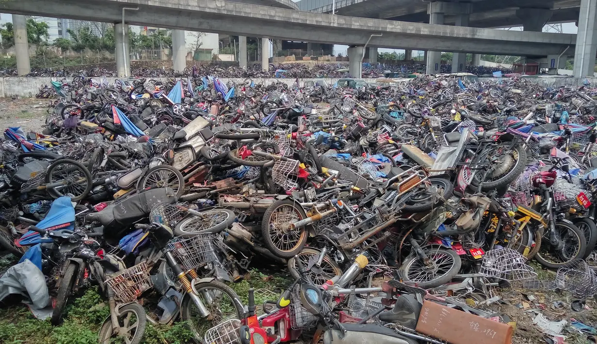 Tumpukan sepeda listrik dan motor bekas di bawah jembatan tol Nantou Jembatan di Shenzhen, Provinsi Guangdong, China (5/4). Sebagai besar sepeda motor yang di sita ini tidak memenuhi standarisasi kelayakan jalan. .(AFP Photo/China Out)