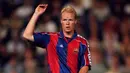 4. Ronald Koeman, tipikal sweeper kesukaan Johan Cruyff, bakatnya dipoles saat masih bermain di Ajax. Ketika Cruyff memutuskan untuk hijrah ke Barcelona, pria yang kini melatih Southampton itu turut diajak bergabung. (Bola.com/www.itv.com)