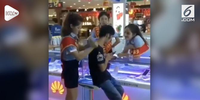 VIDEO: Wow, Ada Layanan 'Plus-Plus' di Toko Hp China