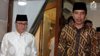 Presiden Joko Widodo atau Jokowi (kanan) saat menghadiri buka puasa bersama Ketua MPR Zulkifli Hasan (kiri) di Rumah Dinas MPR Widya Chandra, Jakarta, Jumat (8/6). Buka bersama untuk menjalin silaturahmi antara pejabat negara. (Liputan6.com/JohanTallo)