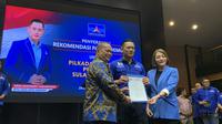 DPP Partai Demokrat resmi memberikan surat rekomendasi pada Elly Engelbert Lasut dan Michaela Elsiana Paruntu, untuk maju Pilkada Sulawesi Utara 2024. (Liputan6.com/Delvira Hutabarat).