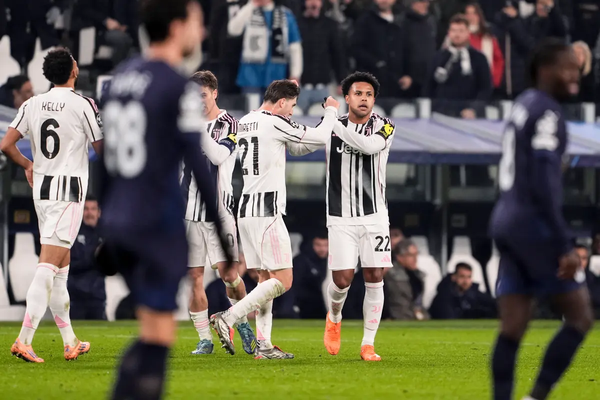Skuad Juventus merayakan gol Weston McKennie ke gawang Pafos di matchday 6 league phase Liga Champions 2025/2026 di Allianz Stadium, Kamis (11/12/2025) dini hari WIB. (Fabio Ferrari/LaPresse via AP)