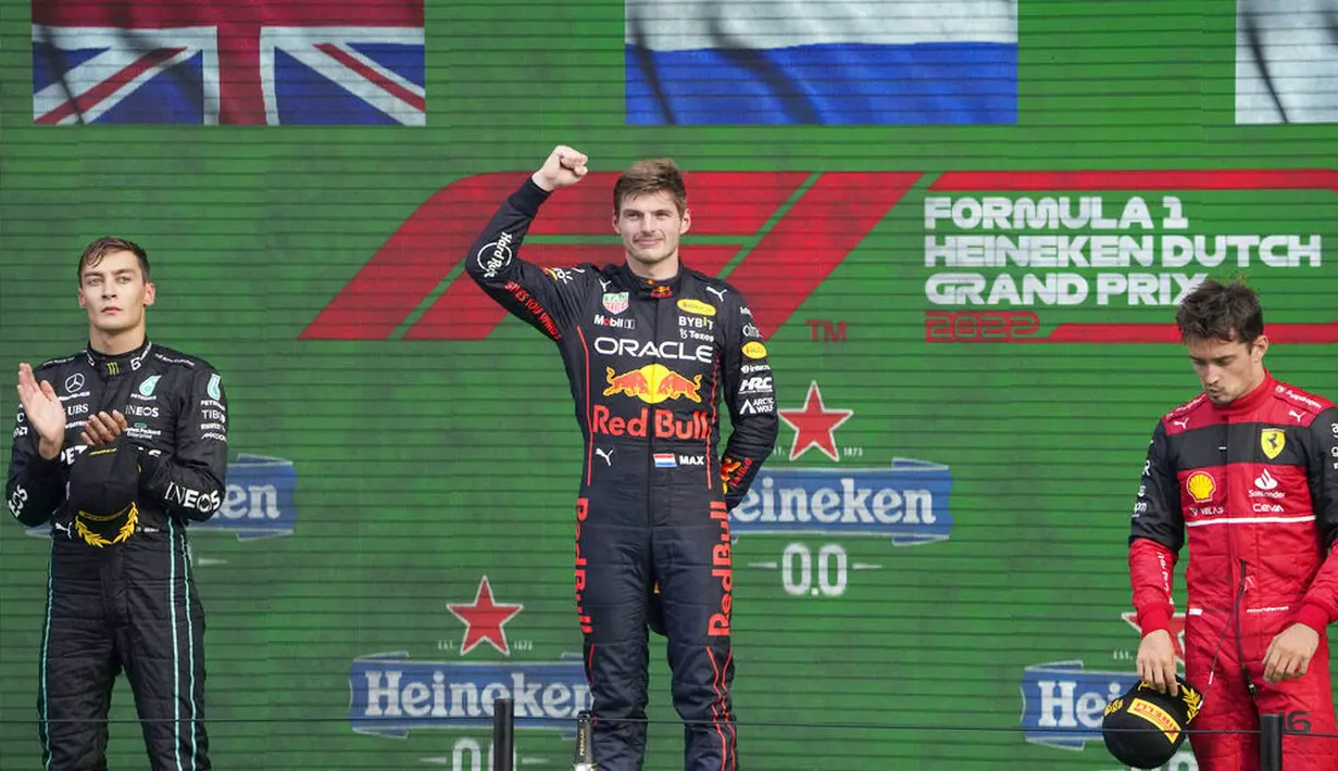 Pembalap asal Belanda itu unggul atas pembalap Mercedes, George Russel dan Charles Leclerc dari Ferrari. (AP/Peter Dejong)