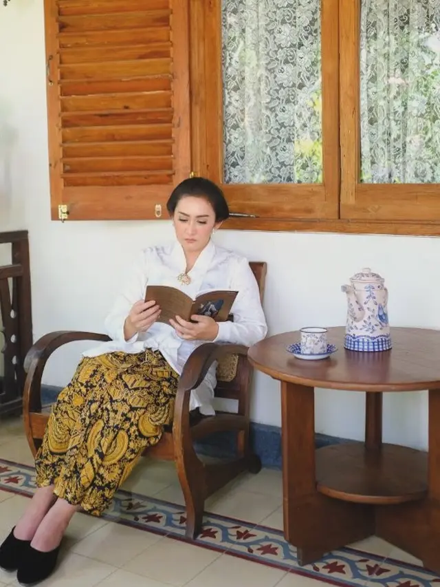 Nafa Urbach berkebaya (Instagram/nafaurbach)