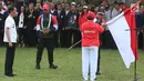 Presiden Joko Widodo bersiap menerima bendera merah putih saat melepas Kontingen Indonesia ke Asian Games 2018 Jakarta dan Palembang di Halaman Tengah Istana Merdeka, Jakarta, Rabu (8/8). (Liputan6.Com/HO/Ricardo Edo)