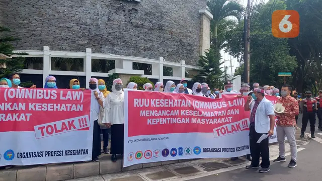 Puluhan dokter dan tenaga kesehatan yang tergabung dalam Ikatan Dokter Indonesia (IDI) Banyuwangi lakukan aksi unjuk rasa di depan Gedung DPRD Banyuwangi Tolak  RUU Omnibus Law Kesehatan (Hermawan Arifianto/Liputan6.com)