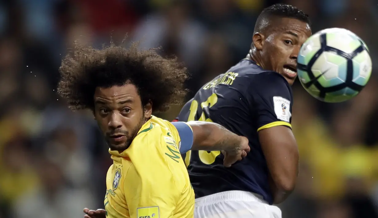 Duel pemain Brasil, Marcelo (kiri) dan pemain Ekuador, Pedro Quinones pada laga kualifikasi Piala Dunia 2018 zona CONMEBOL di Porto Alegre, Brasil, (31/8/2017). Brasil menang 2-0. (AP/Andre Penner)