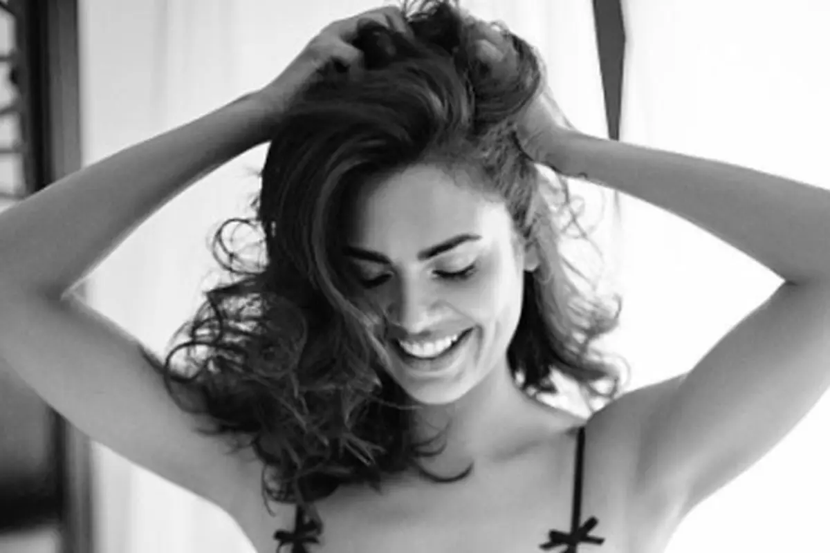 [Bintang] Esha Gupta