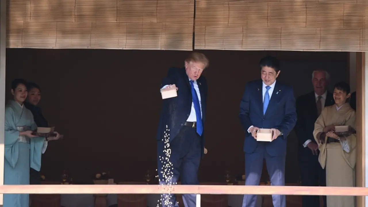 Video Trump 'Hancurkan' Tradisi Memberi Makan Ikan Koi di Jepang