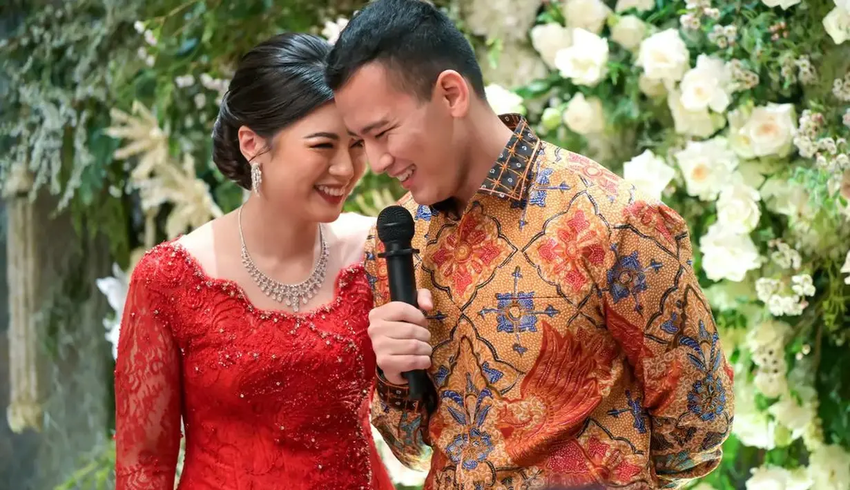 Di momen lamaran ini, Angela tampil anggun dibalut kebaya merah dan padu padan kain batik cokelat bercorak floral merah yang serasi, sebagai rok. [Foto: Instagram/hafizzyakbar]