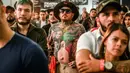 Orang-orang menghadiri pertunjukan selama Expotattoo Colombia ke-10 di Medellin, departemen Antioquia (2/6/2019). Para penggila tato antusias untuk mentato tubuhnya di festival tato terbesar di negara tersebut. (AFP Photo/Joaquim Sarmiento)