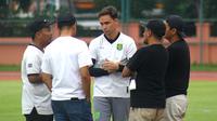Pelatih Persebaya Surabaya, Paul Munster (tengah), berdiskusi dengan staf kepelatihannya. (Bola.com/Aditya Wany)