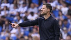 Pelatih Real Madrid, Xabi Alonso, memberikan instruksi saat timnya berhadapan dengan Real Sociedad pada pekan 4 Liga Spanyol 2025/2026, Sabtu (13/9/2025) malam WIB. (ANDER GILLENEA / AFP)