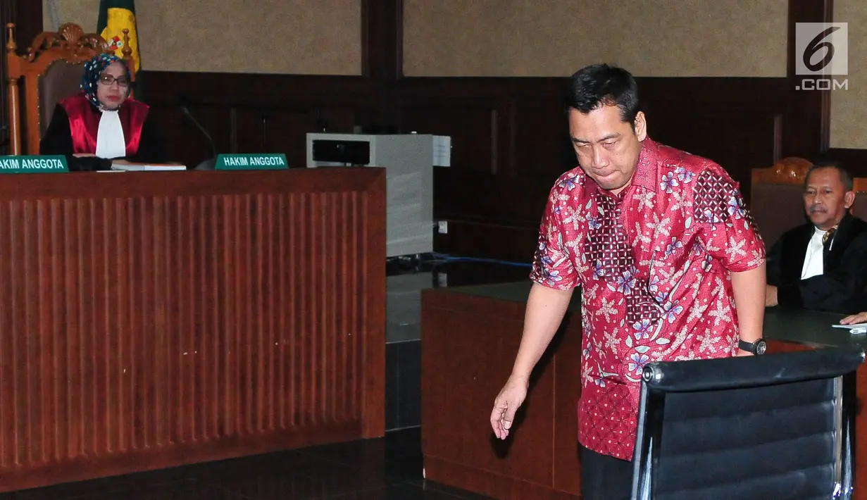 Perantara Patrialis Akbar, Kamaludin usai menjalani sidang di Pengadilan Tipikor Jakarta, Senin (4/9). Kamaludin dijatuhi hukuman tujuh tahun penjara, denda Rp 200 juta subsider kurungan dua bulan. (Liputan6.com/Helmi Afandi)