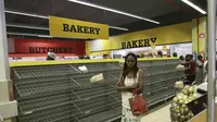 Supermarket di Zimbabwe mengalami kelangkaan bahan pangan akibat inflasi tinggi (AP/Tsvangirayi Mukwazhi)