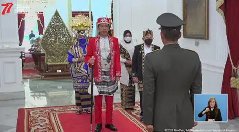 Iriana Jokowi Dampingi Presiden Pimpin Upacara HUT ke-77 RI dengan Mengenakan Sandal Heels Hermes