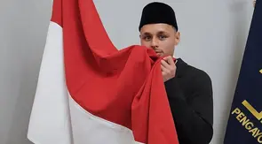 Dean James resmi menjadi WNI setelah menjalani sumpah di Kedutaan Indonesia Roma, Italia, Senin (10/3/2025). (Dok. PSSI)
