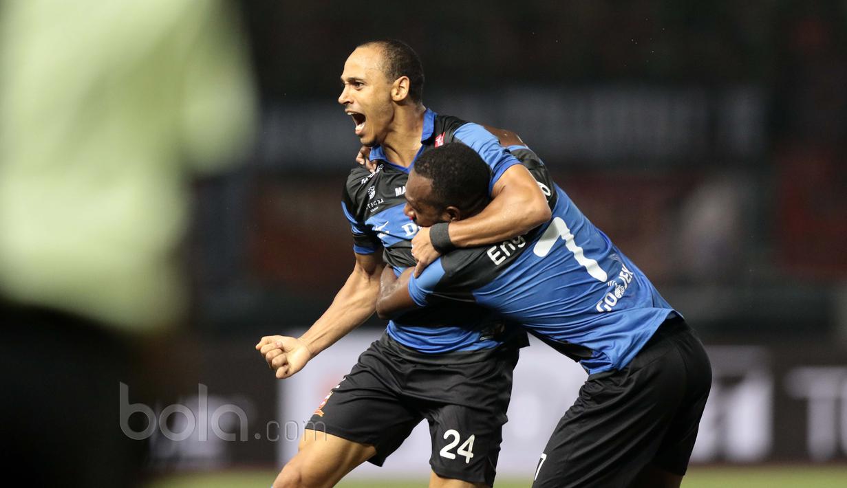 Pemain Madura United, Peter Ozase Odemwingie (kiri) saat merayakan gol ke gawang Persija Jakarta pada lanjutan Liga 1 2017 di Stadion Patriot, Bekasi, Kamis (4/5/2017). Persija kalah dari Madura 0-1. (Bola.com/Nicklas Hanoatubun)