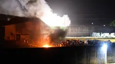 Sejumlah narapidana berkumpul selama kerusuhan susulan yang terjadi di Penjara Alcaruz , Natal, Rio Grande do Norte, Brasil, Senin (17/1). Bentrokan ini berlanjut dari pembantaian beberapa hari lalu yang menewaskan 26 orang. (AFP Photo/Andressa Anholette)