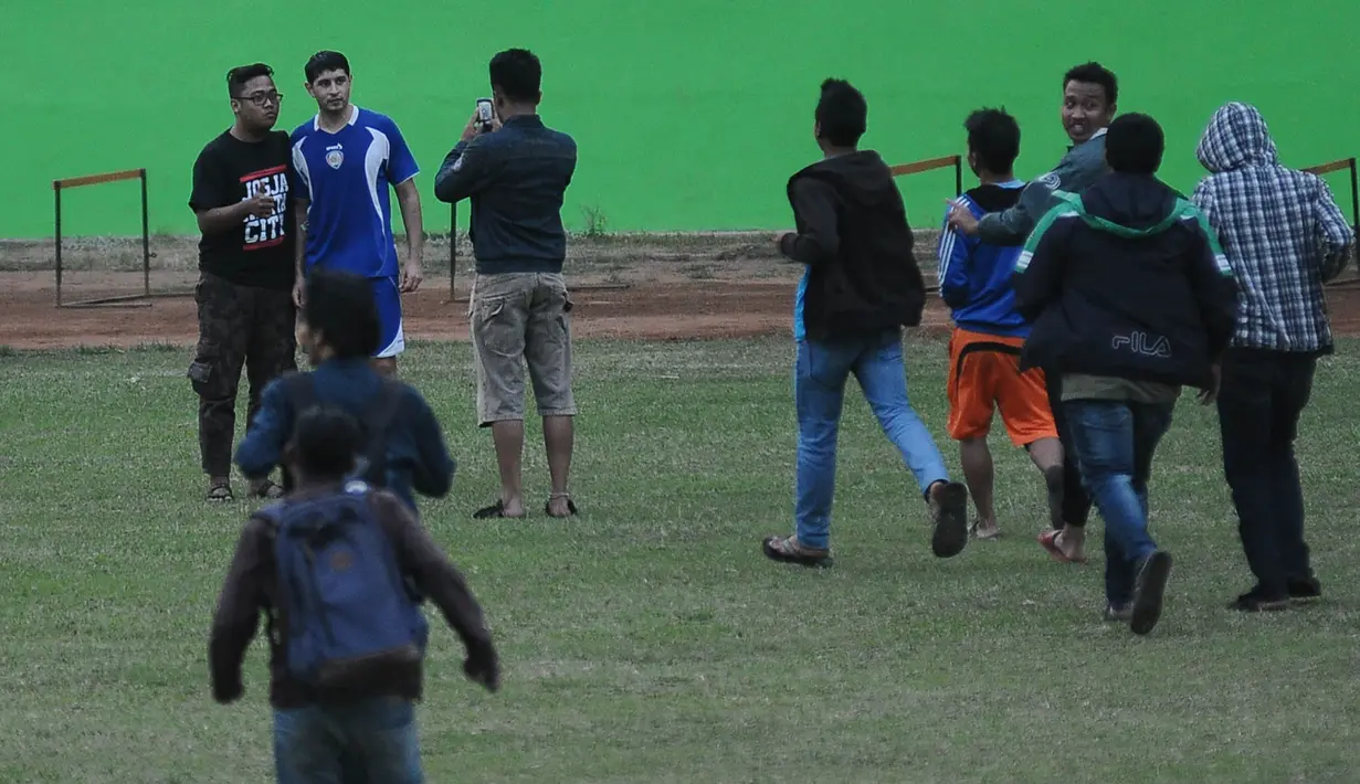 Aremania menghampiri pemain anyarArema Cronus, Esteban Vizcarra usai menjalani latihan di Stadion Gajayana, Malang, Jawa Timur, Rabu (4/11/2015). (Bola.com/Kevin Setiawan)