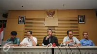 Plt Komisioner KPK, Johan Budi SP (tengah) mengelar jumpa pers terkait operasi tangkap tangan pejabat Pemerintah Kabupaten Musi Banyuasin di gedung KPK Jakarta, Sabtu (20/6/2015). OTT berlangsung pada Jumat (19/6) malam. (Liputan6.com/Helmi Fithriansyah)